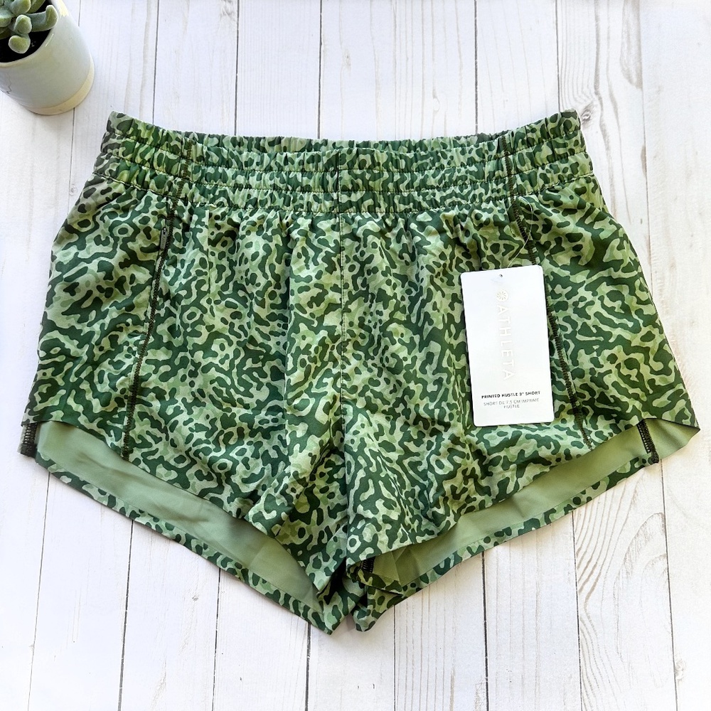 ATHLETA PRINTED HUSTLE SHORT, Leopard Olive Green